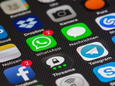 临时邮箱gmail 手机屏幕上弹出的六位数字验证码短信与邮箱通知并列显示，背景是模糊的桌面