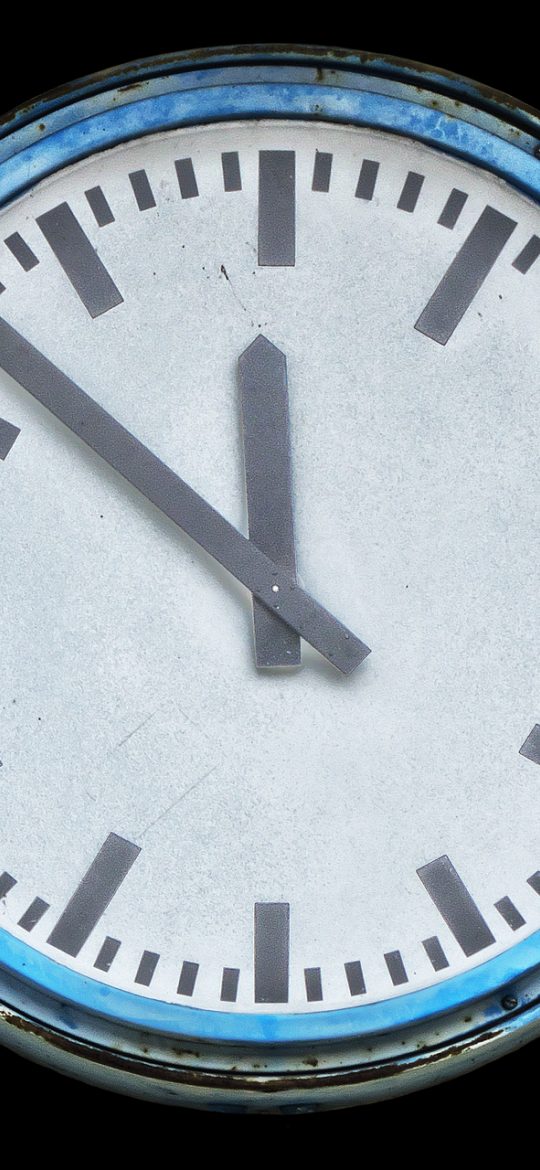 收件列表界面，几封验证码邮件按时间排列，右侧显示发件域名与到达时间，未读项带浅色标记